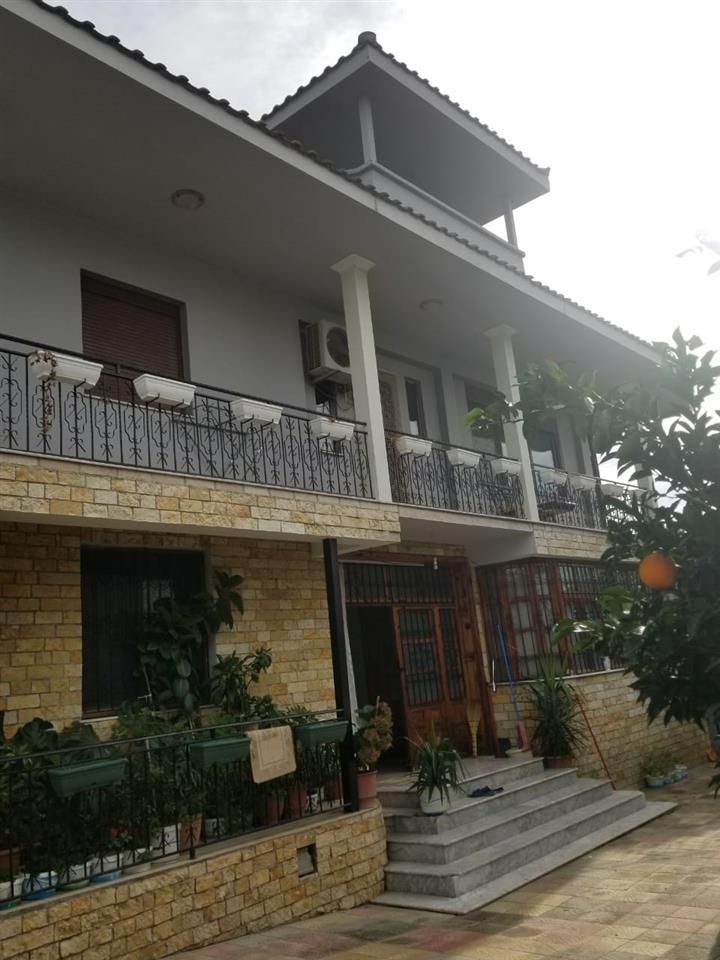 Vila 2-piani in vendita nel quartiere Skëndërbej, Elbasan