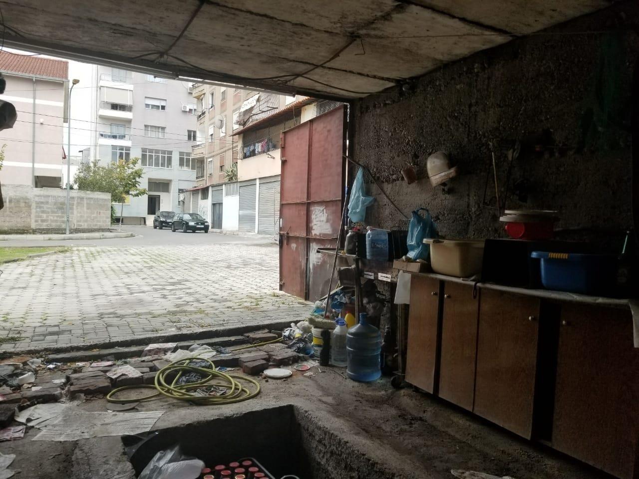 Shitet garazh në Lagjen Emin Matraxhiu , Elbasan.