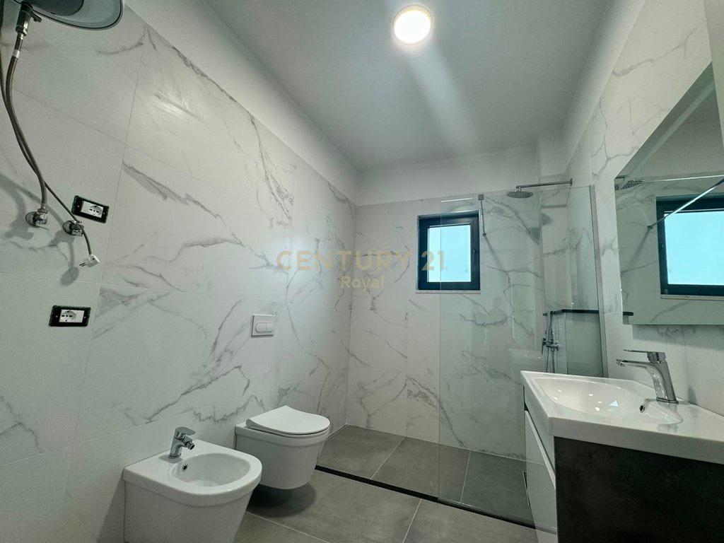 Jepet me qira apartament 2+1 në katin e dytë të një vile të