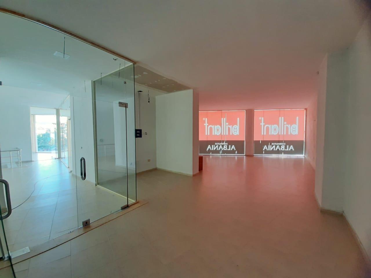 Ambiente commerciale in affitto