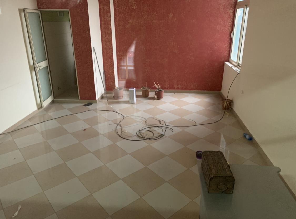 Vendesi Negozio/Ufficio ex tribunale Elbasan