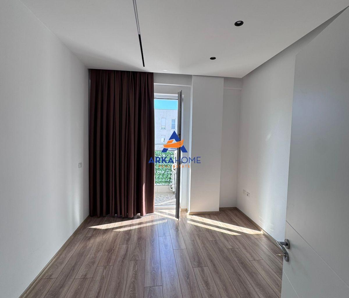 JEPET ZYRE ME QERA "TEK KESHI VASIL SHANTO" 900 EURO