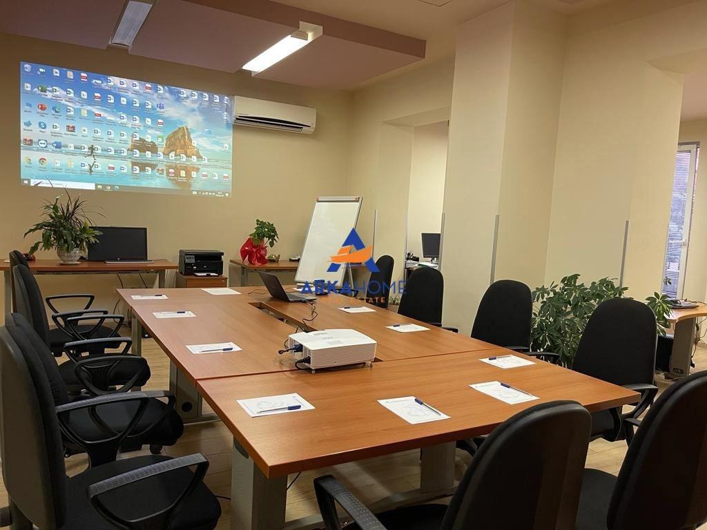 JEPET ZYRË ME QERA 120M2 "NË QENDËR TË TIRANËS, PRANË TAIVAN