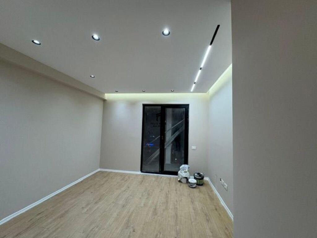 ZYRE ME QERA 140 M2 RRUGA E KAVAJES 2.400 EURO FH-71971