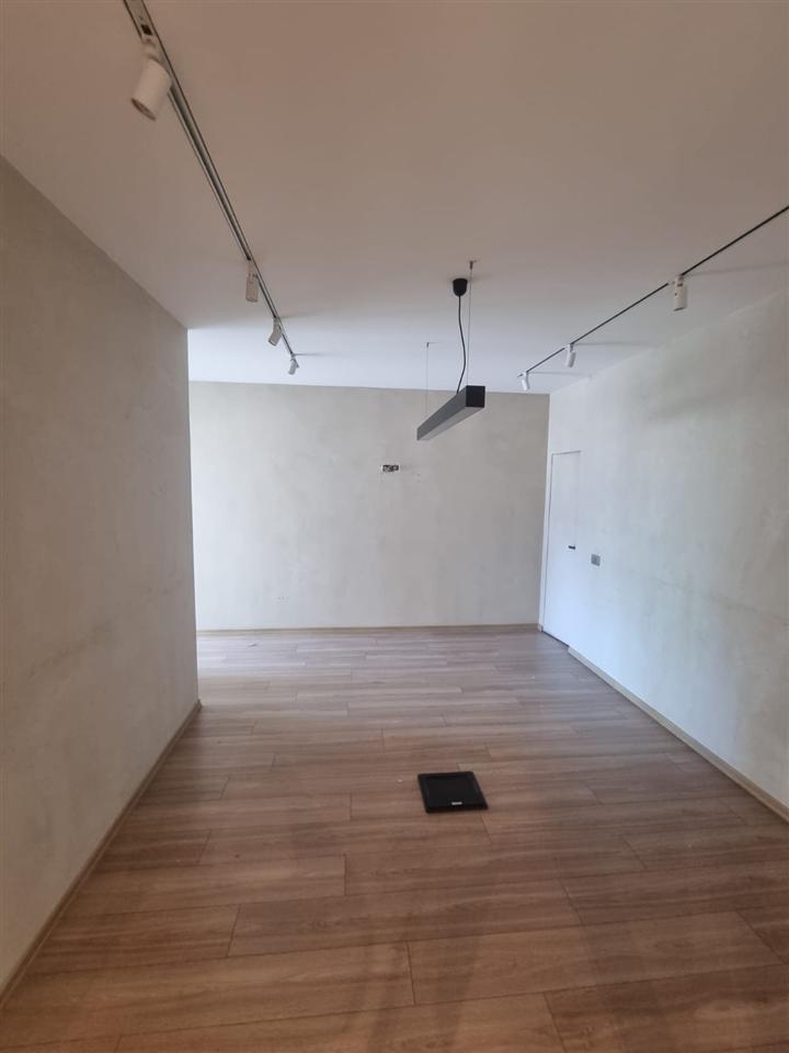 Commercial Space with 106 m2 in Block 1, 1000 Euro