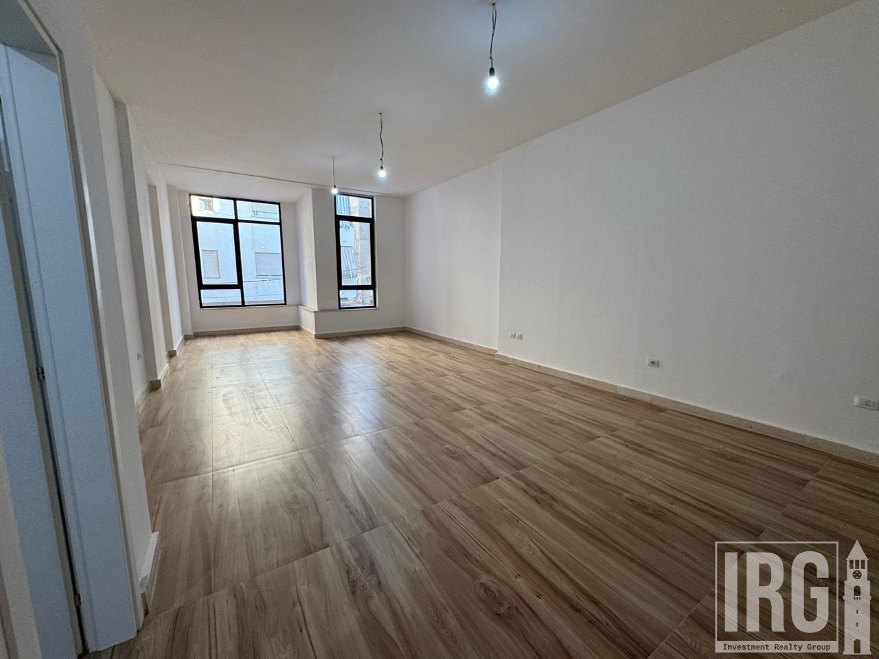 Super Ambiente per zyra Rruga e Durrësit