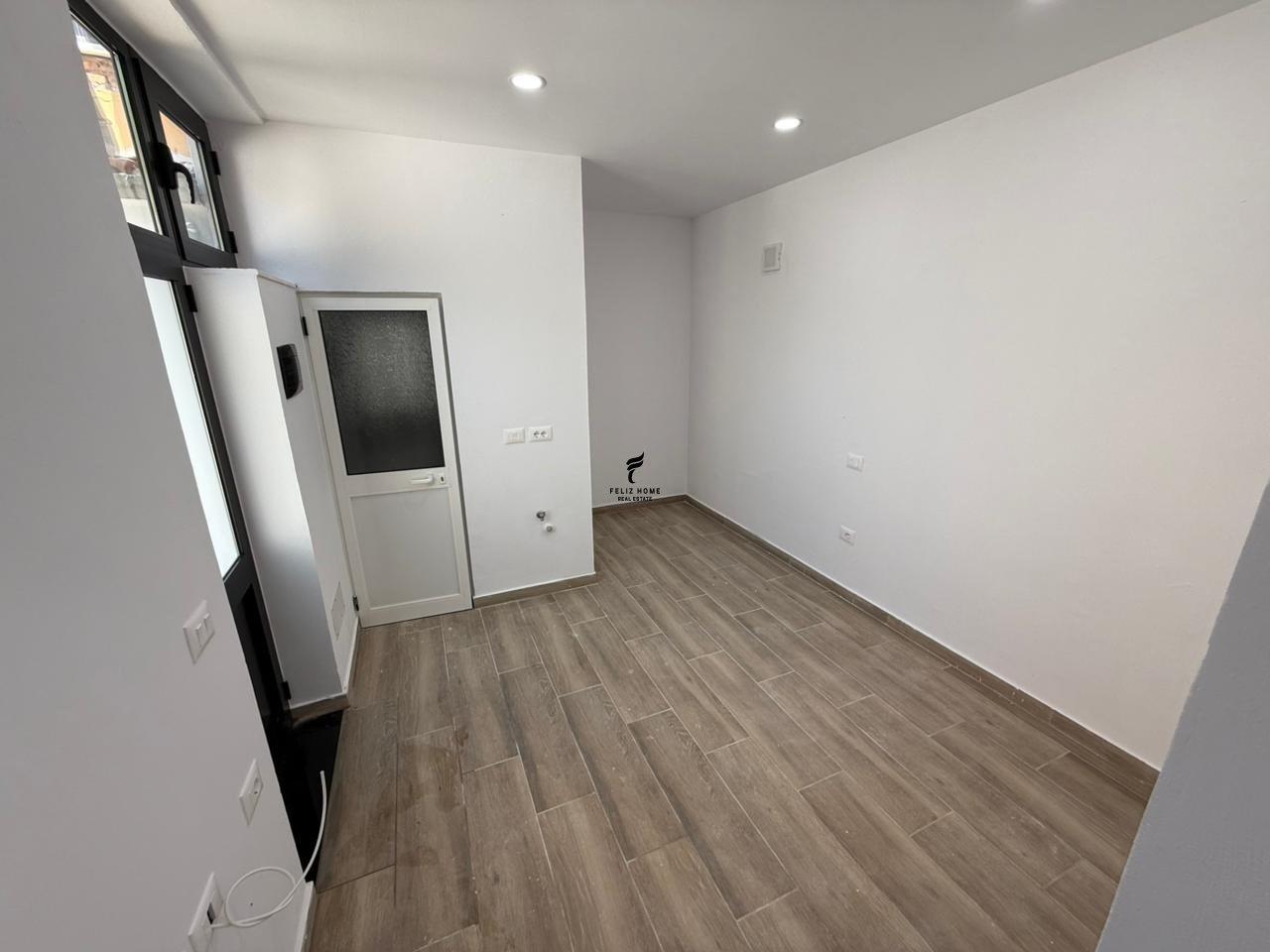 Zyra con Quota di 60m2, Attività Commerciale, Elettrico, 90.000 LEKE FH-71621
