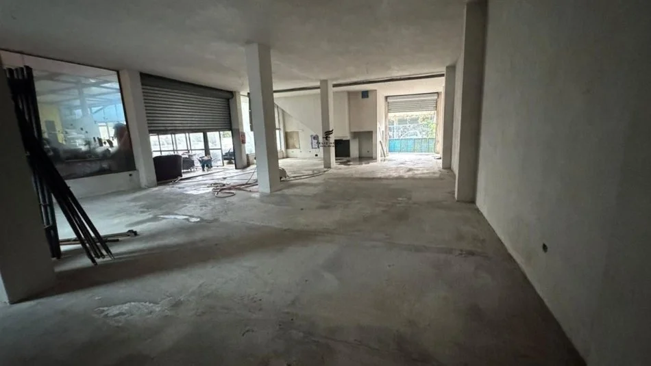 Tirane, jepet me qera magazine , 180 m² 1.200 € (FUSHA AVIACIONIT)