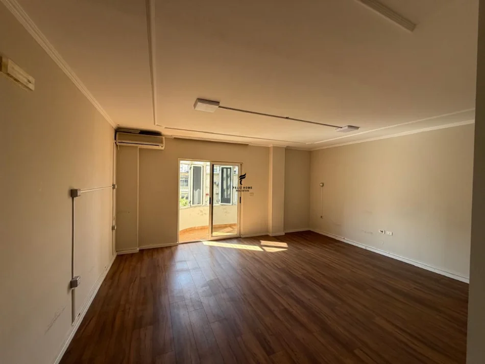 Tirane, affitto ufficio Kati 4, 178 m² 1.800 € (Piazza Willson)
