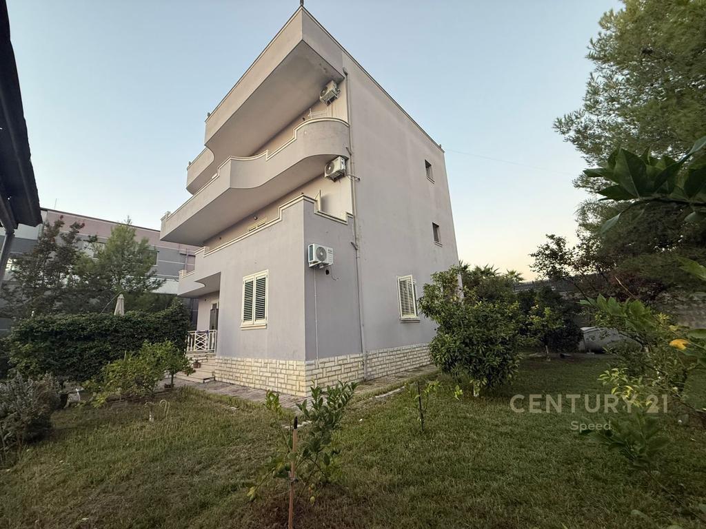 0677157705 Villa a 3 piani con terreno a Shkozet