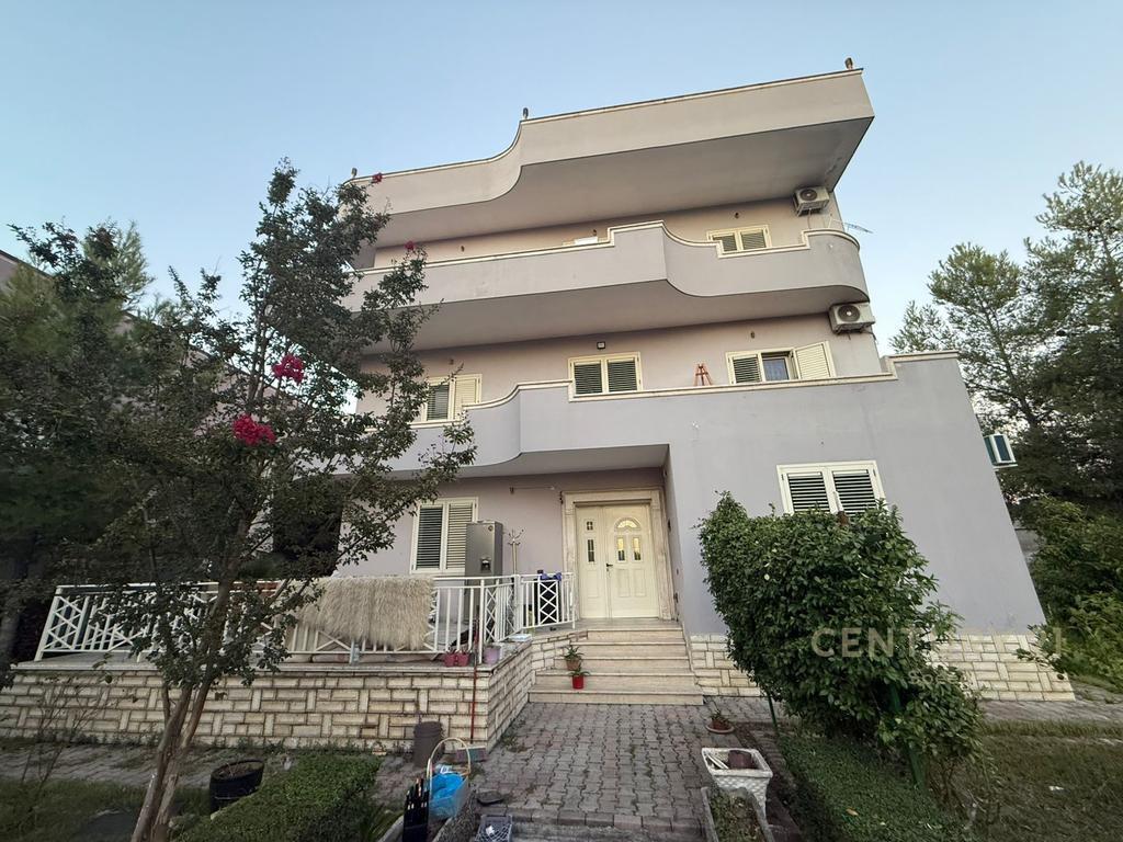0677157705 Villa a 3 piani con terreno a Shkozet