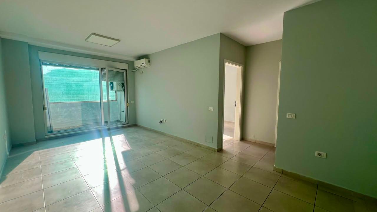 Ufficio in Affitto : 2 Ambienti Commerciale 📍21 Dhjetori