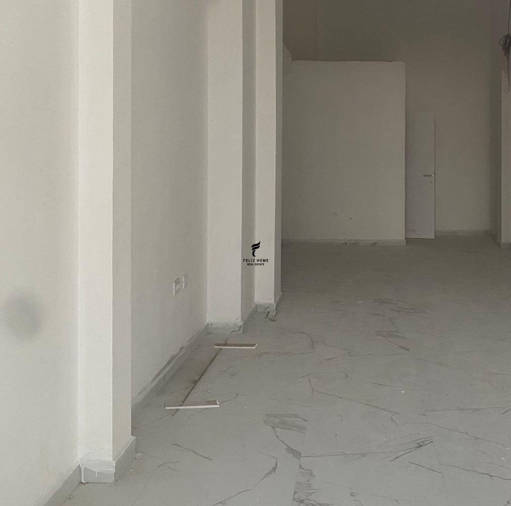 Negozio con vetrina di 50 m² in via Hoxha