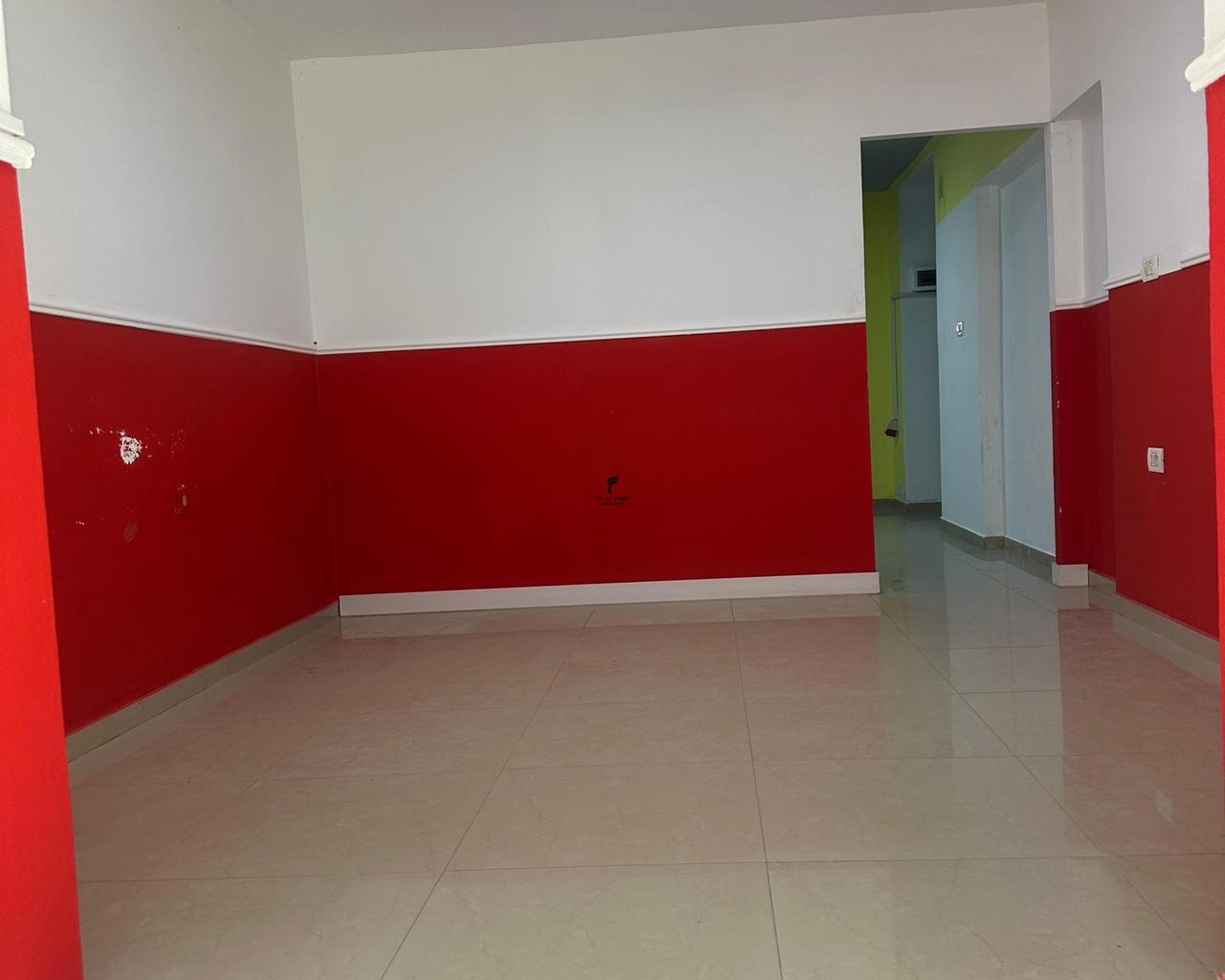 Negozio con Vetrina 55 m2 Via Elbasanit 60.000 LEK
