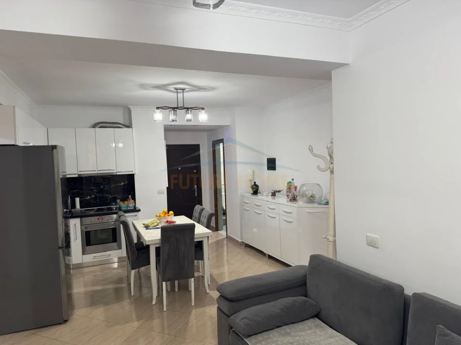 Tirane, vendndodhje e shkëlqyer, apartament 3+1 në shitje, Kati 3, 112 m², 185.000 €