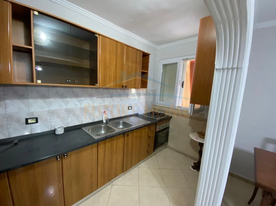 Tirane, vend me shitje appartamento 1+1 Piano 4, 59 m² 130.000 € (DIJENI PARUKA DEI AUTOBUSI)