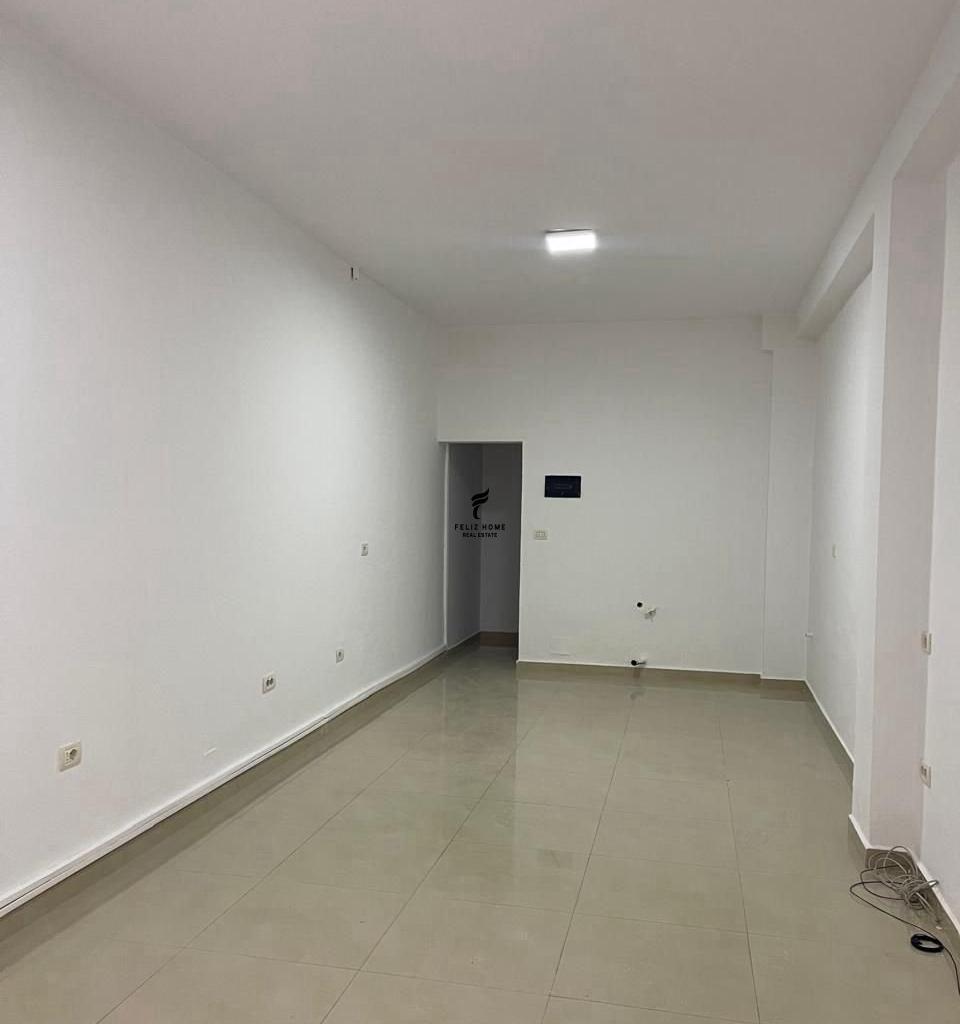 Negozio con vetrina di 50 m2, esposizione a sud, prezzo 500 euro FH-71162