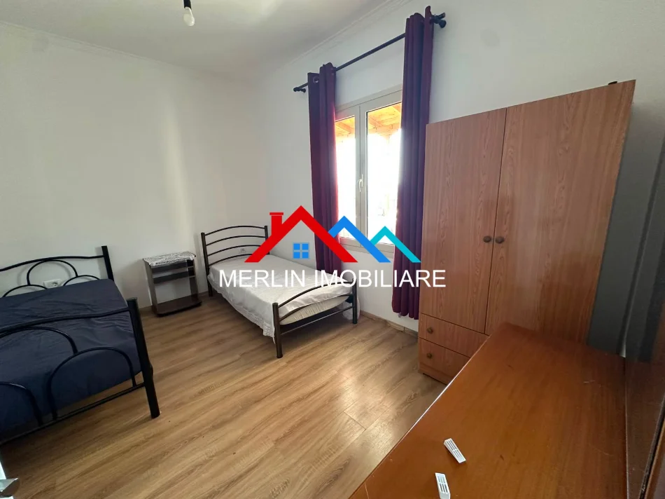 Tirane, affitto appartamento 2+1 con balcone, piano 0, 84 m², 400 € (VIA OSMET, SAUK)