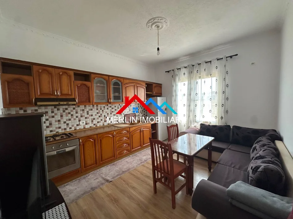 Tirane, affitto appartamento 2+1 con balcone, piano 0, 84 m², 400 € (VIA OSMET, SAUK)