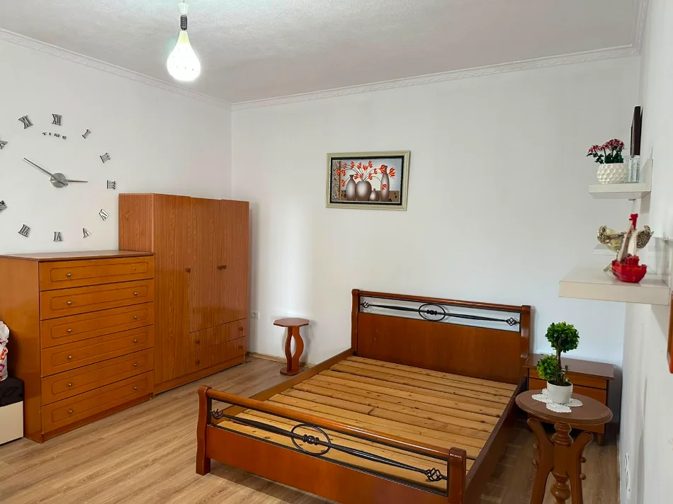 Tirane, affitto appartamento 2+1 con balcone, piano 0, 84 m², 400 € (VIA OSMET, SAUK)