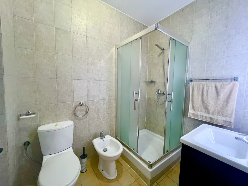 Tirane, affitto appartamento 1+1 al piano 6, 80 m², 720 €