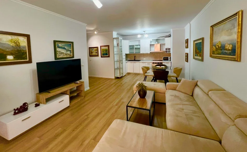 Tirane, affitto appartamento 1+1 al piano 6, 80 m², 720 €