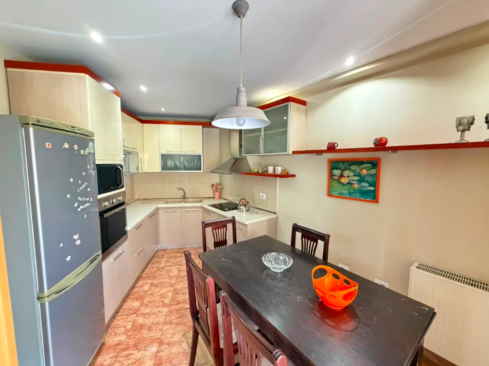 Tirane, jepet me qera apartament 2+1 , 125 m² 850 € (Rruga Fortuzi)