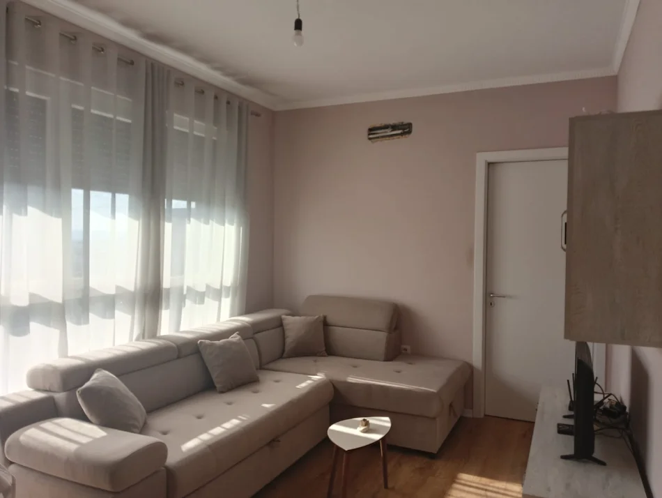 Tirane, jepet me qera apartament 1+1+Aneks+Ballkon Kati 9, 63 m² 500 € (laprake)
