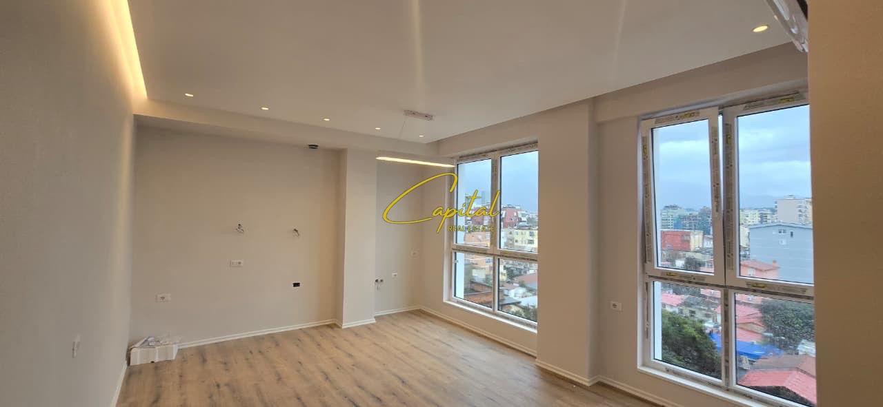 ZYRE ME QIRA 60 M2 KOMUNA E PARISIT 700 EURO