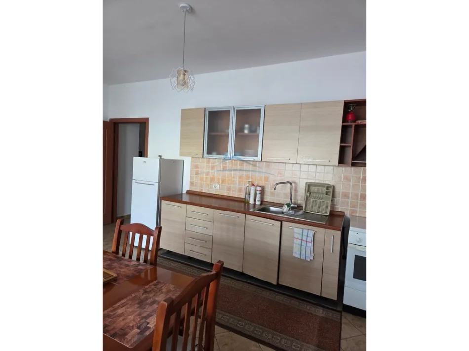 Tirana, affitto appartamento 1+1 Piano 3, 77 m² 500 € (RIZA CEROVA)