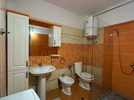 Durres, affitto appartamento 1+1 con balcone al 4° piano, 88 m², 300 €
