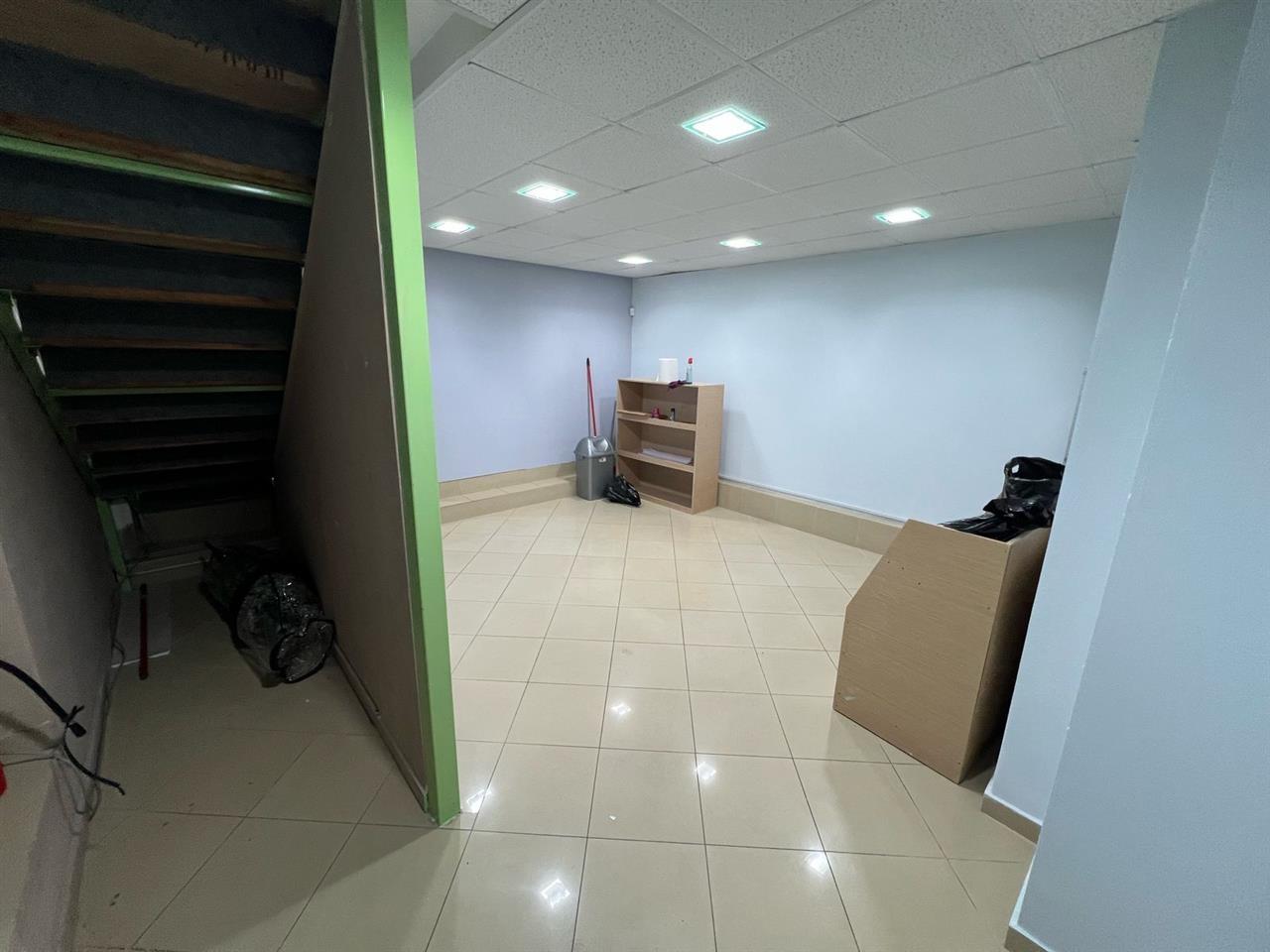 Negozio con area di 120 m2 in via Elbasanit a 1.000 euro