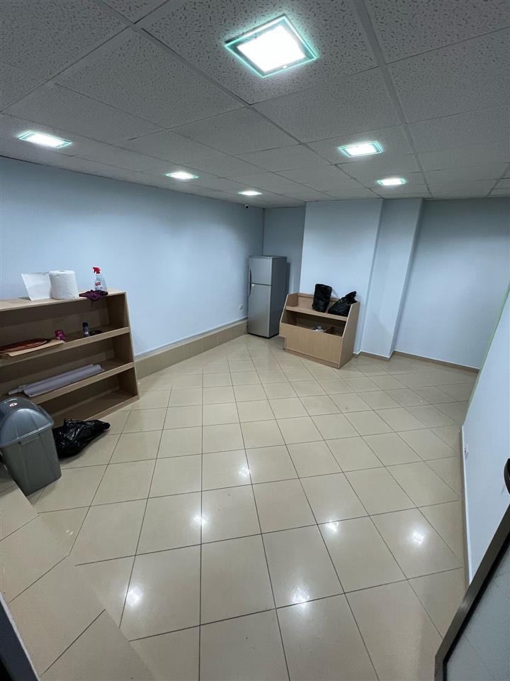 Negozio con area di 120 m2 in via Elbasanit a 1.000 euro