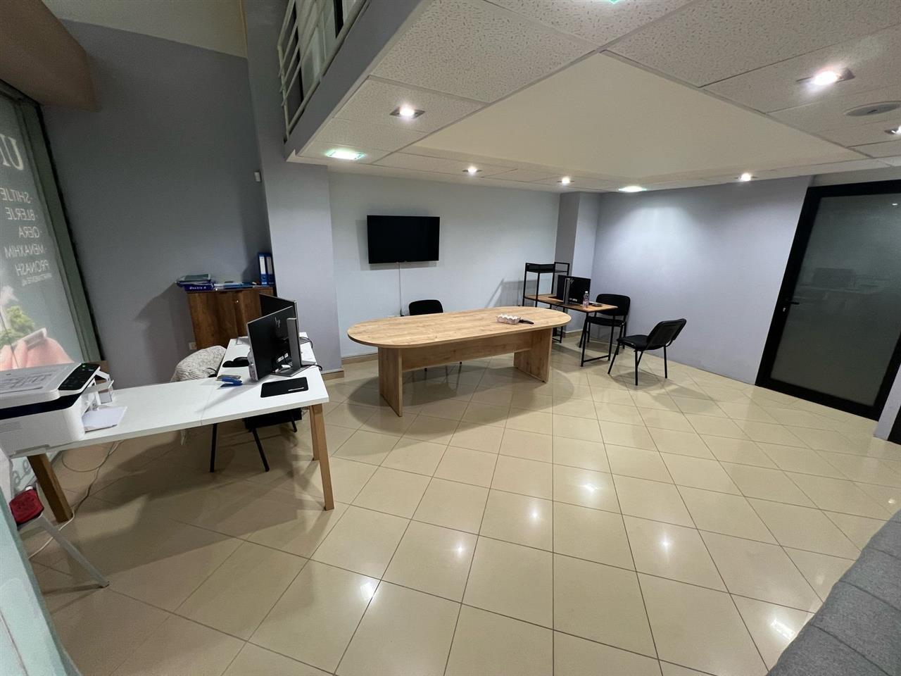 Negozio con area di 120 m2 in via Elbasanit a 1.000 euro