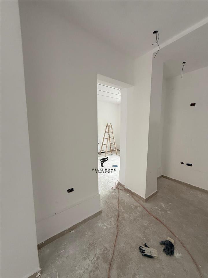 VENDESI NEGOZIO 82 M2 XHAMLLIK 400.000 EURO