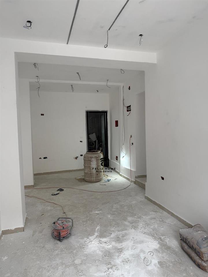 VENDESI NEGOZIO 82 M2 XHAMLLIK 400.000 EURO