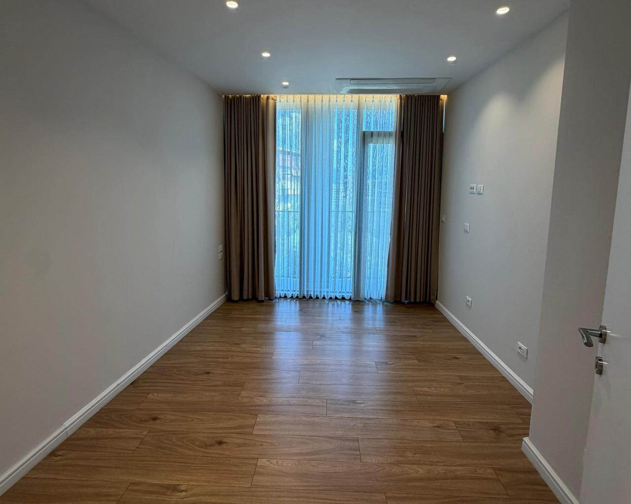 🏢✨ AFFITTO UFFICIO – 3 AMBIENTI + POSTO AUTO