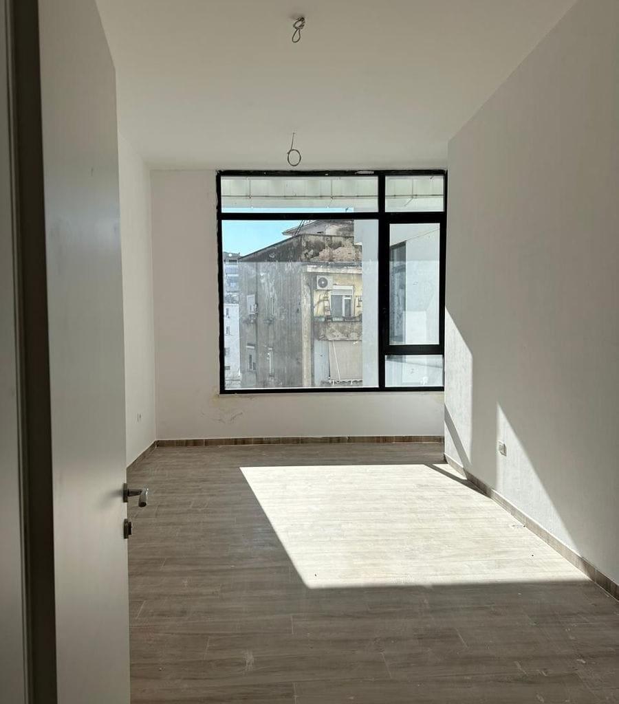 🏢 Zyrë me Qira pranë Qendrës – Jepet për Herë të Parë!