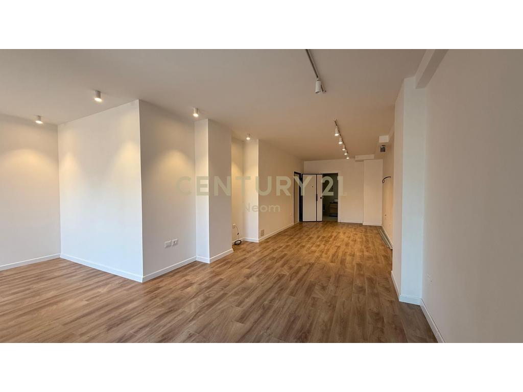 Jepet me qira ambient komercial 56 m² në Myslym Shyr