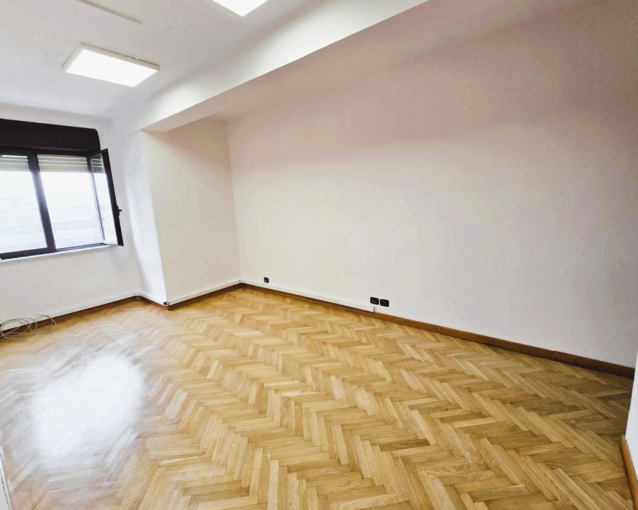🏢 Jepet Ambient për Zyra me Qira – Torre Drini📍