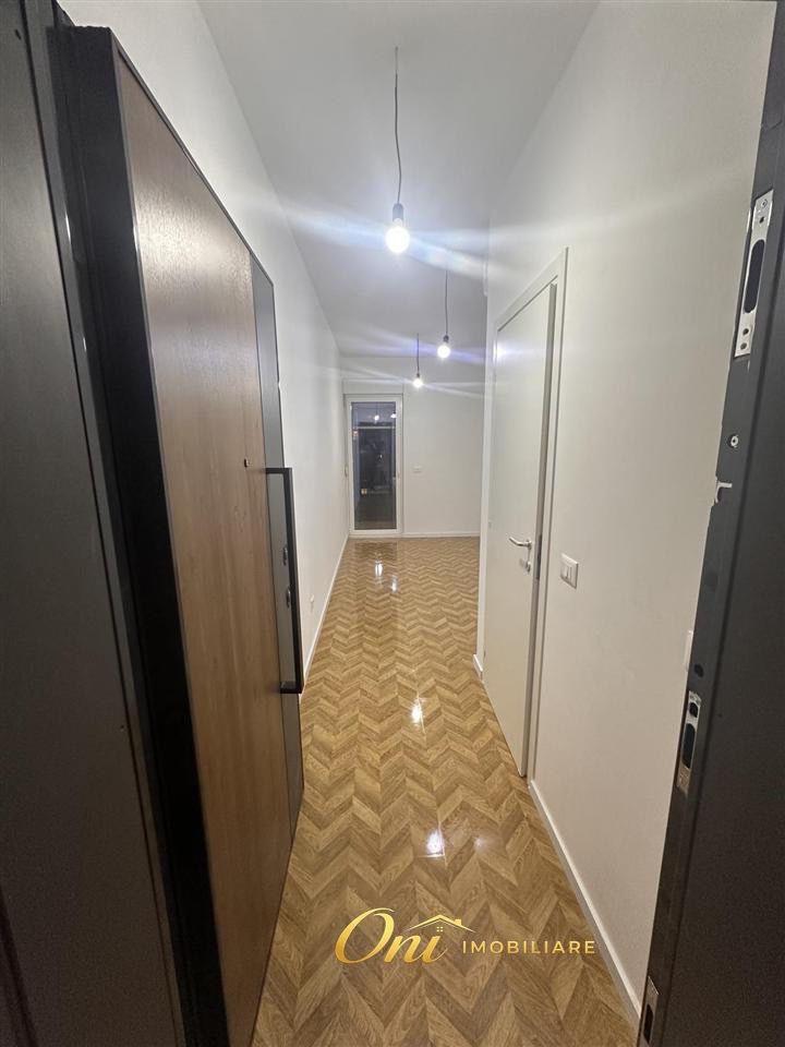 JEPET ZYRE ME QERA 40M2 BULEVARDI I RI