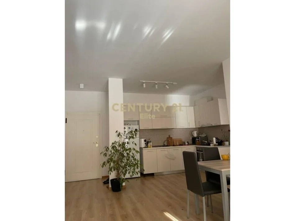 Tirane, affitto appartamento 1+1 Piano 1, 70 m² 750 €
