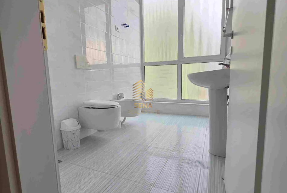 Tirane, affitto locale commerciale Kati 3, 60 m² 440 € (Bulevardi i Ri)