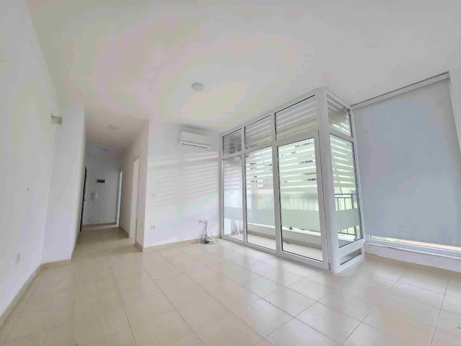Tirane, jepet me qera ambjent biznesi Kati 3, 60 m² 440 € (Bulevardi i Ri)