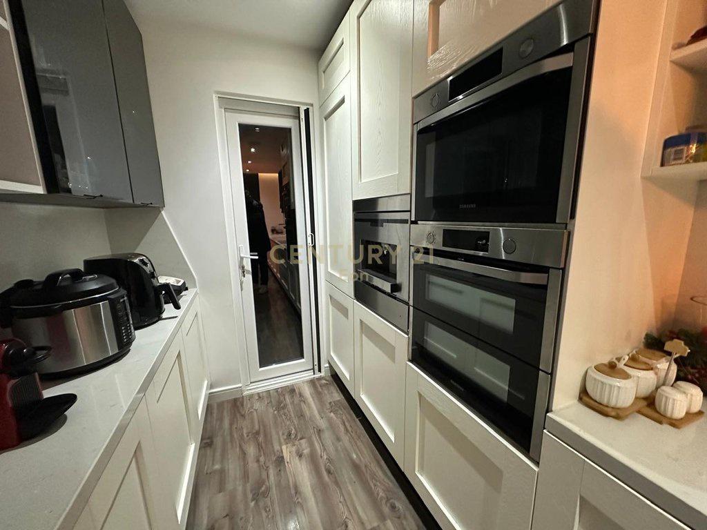 0698244160 ME QIRA APARTAMENT 2+1+2 NE QENDER TE DURRESIT PR