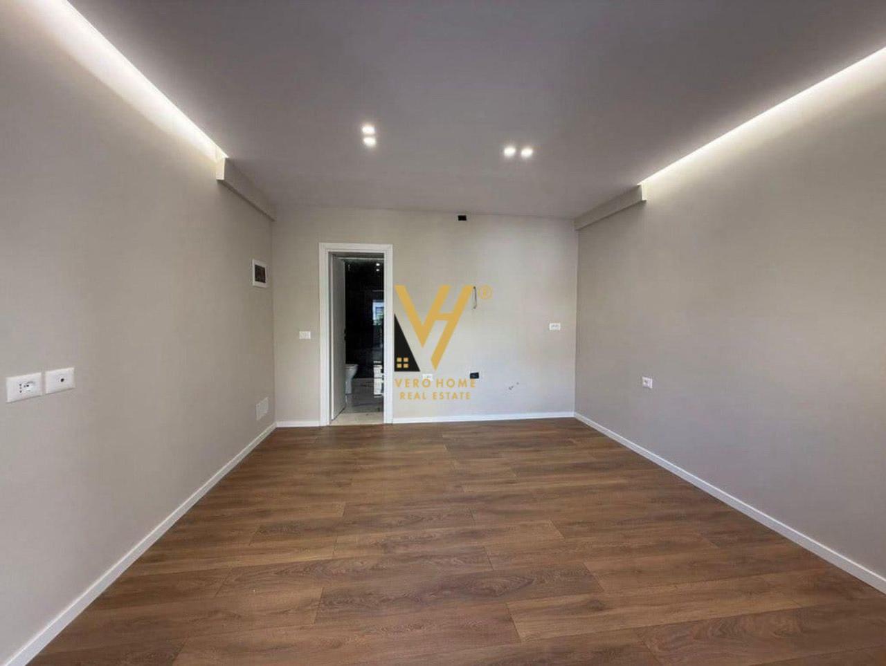 JEPET ZYRE 30 M2 ME QERA TEK LICEU,RR.ELBASANIT 40.000 LEKE
