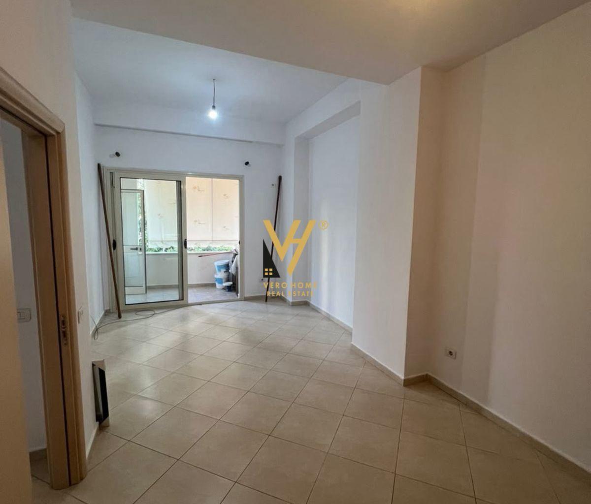 JEPET ZYRE 70 M2 ME QERA TEK UNAZA E RE 40.000 LEKE