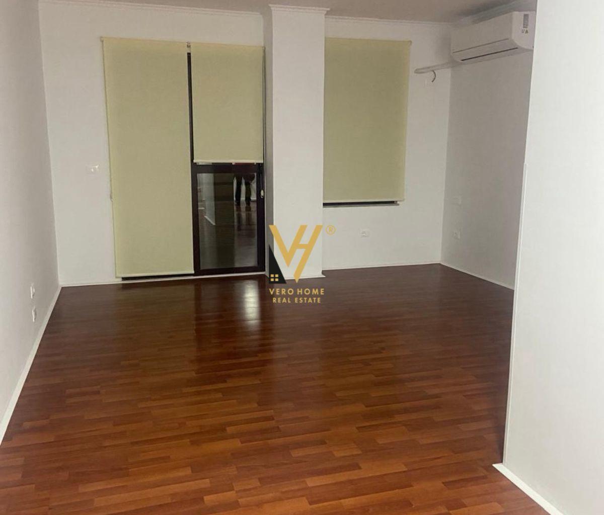 Affitto ufficio di 120 m² vicino a Bloku a 1.500 euro
