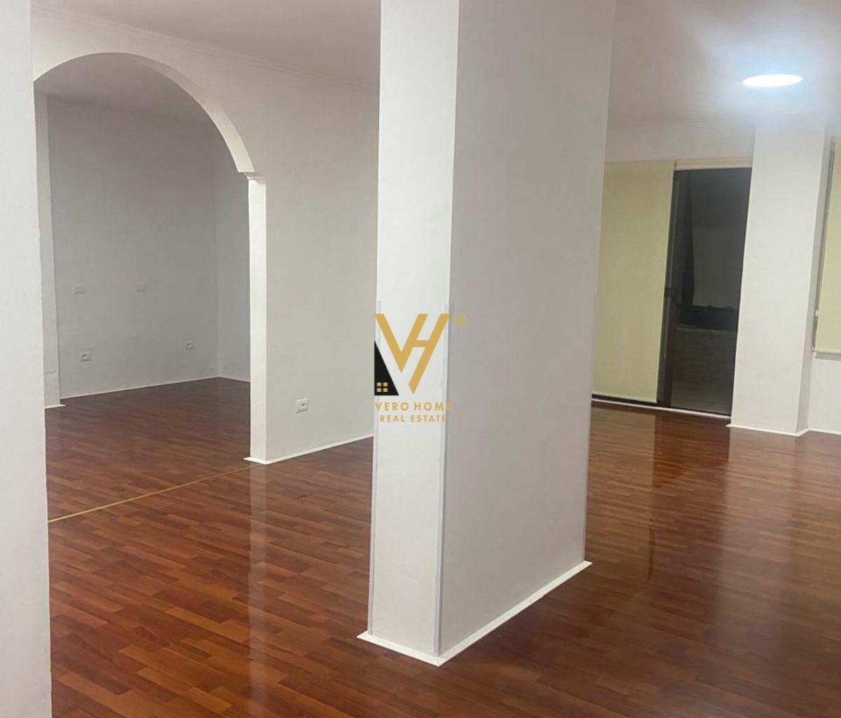 Affitto ufficio di 120 m² vicino a Bloku a 1.500 euro