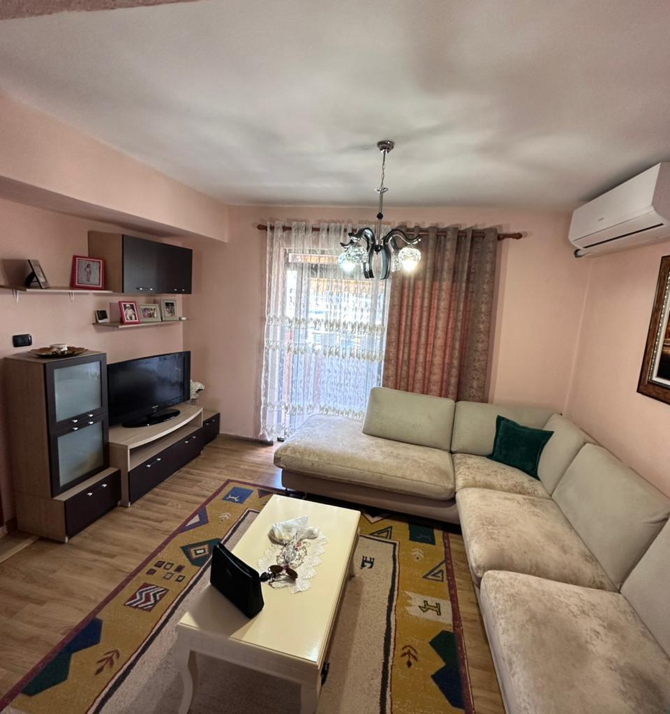 JEPETME QERA APARTAMENT 2+1 PRANE BLUESTAR CENTER, DURRES